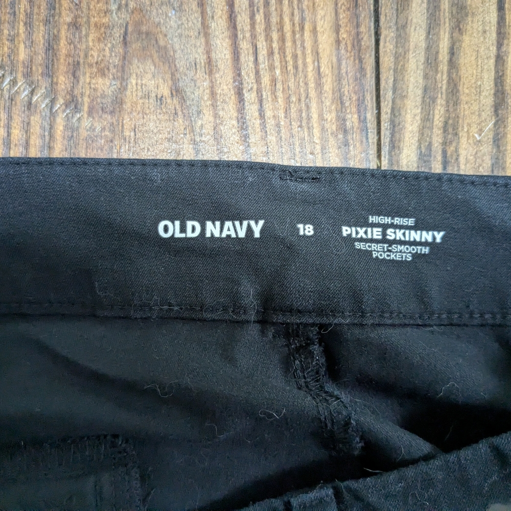 Old Navy Black High Rise Pixie Skinny - Picture 3 of 3